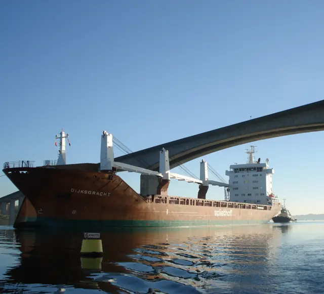 The Dijksgracht passing under the Orwell Bridge