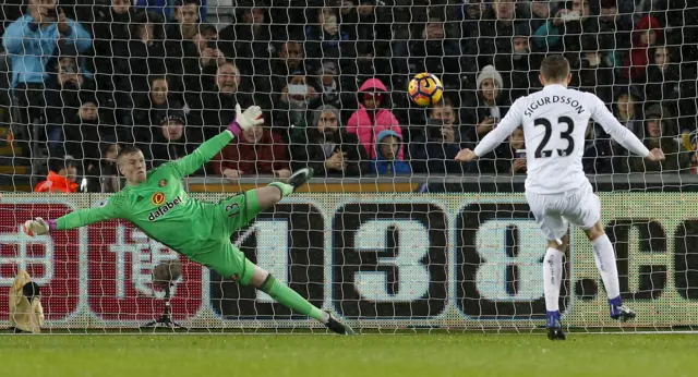 Gylfi Sigurdsson scores