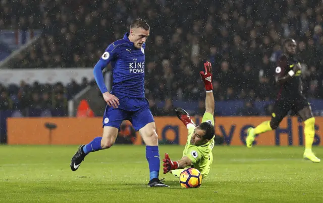 Jamie Vardy scores Leicester's third