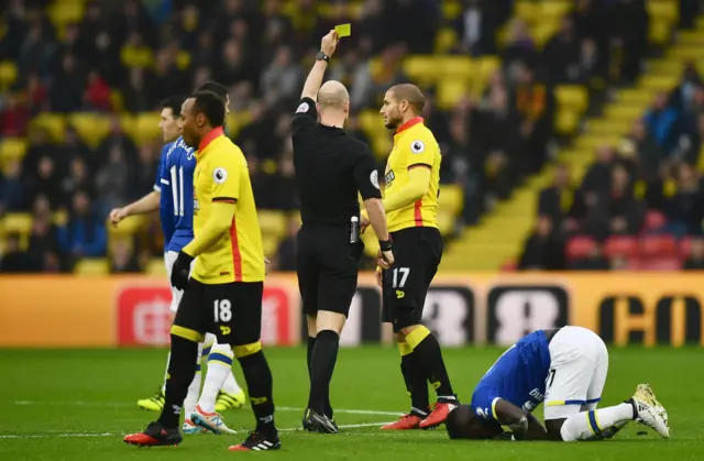 Anthony Taylor shows a yellow card to Adlene Guedioura