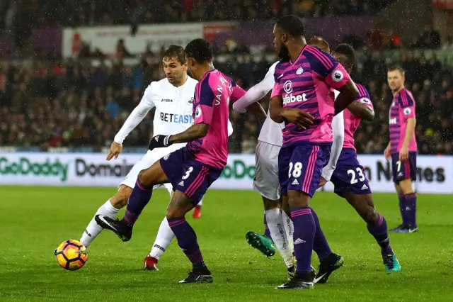 Fernando Llorente scores