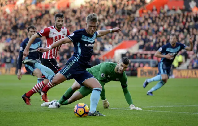 Viktor Fischer misses a chance