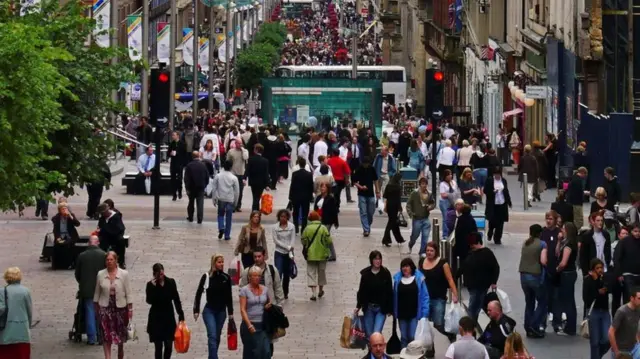 Loads of folk in Glasgow