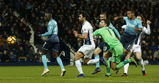 Wayne Routledge scores