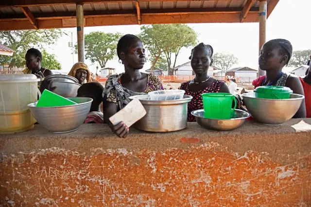 South Sudanese wait for food