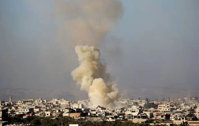 Smoke rises from besieged pro-government town of Foah, in Idlib province (6 December 2016)