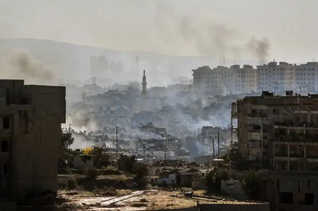 Smoke rises in an east Aleppo district (15 December 2016)