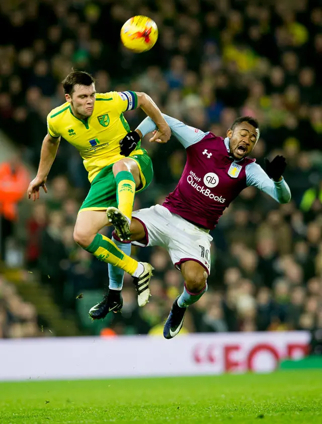 Norwich City's Jonny Howson goes for the ball