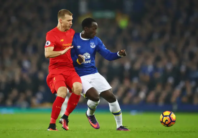 Romelu Lukaku challenged by Ragnar Klavan