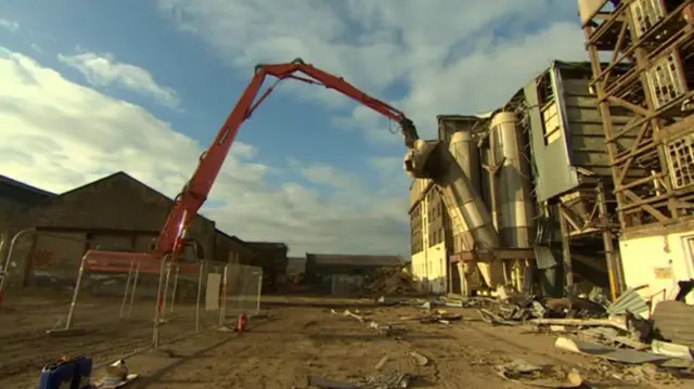 Crane demolition building