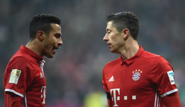 Thiago talks to Robert Lewandowski