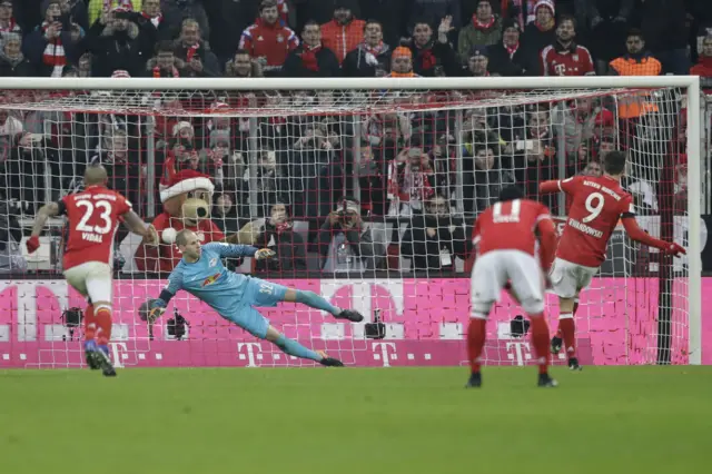 Robert Lewandowski scores