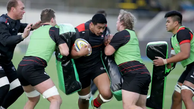 Saracens tackle bag practice.