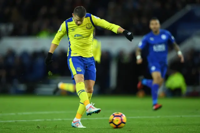 Kevin Mirallas scores for Everton