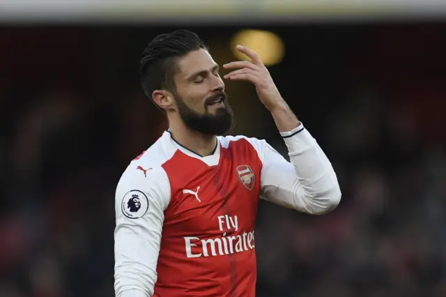 Olivier Giroud of Arsenal looks dejected