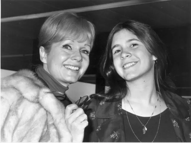 1972 image of actress Debbie Reynolds with her daughter Carrie Fisher