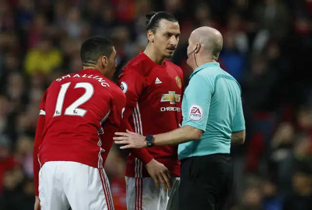 Zlatan Ibrahimovic speaks to referee Lee Mason