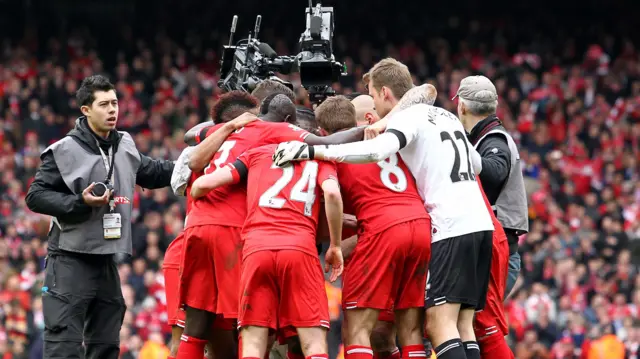 Steven Gerrard huddle