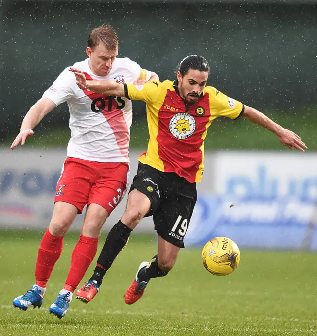 Partick Thistle’s Ryan Edwards (R) and Kilmarnock’s Steven Smith