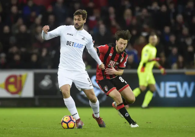 Swansea City's Fernando Llorente and Bournemouths Harry Arter