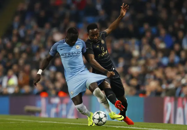 Mousa Dembele challenges Bacary Sagna