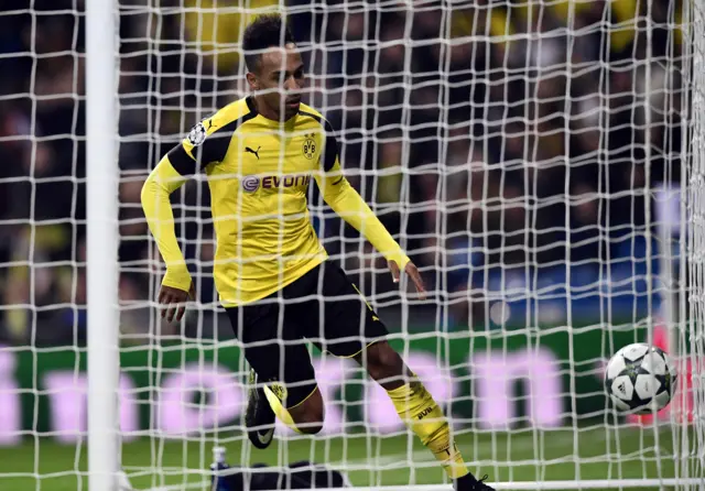 Pierre-Emerick Aubameyang celebrates