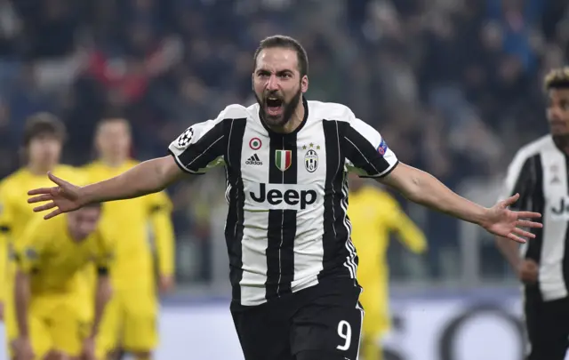 Gonzalo Higuain celebrates