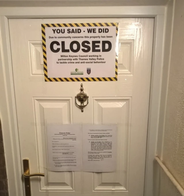 Closure notice on door