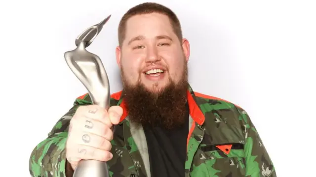 Rag N Bone Man with his Brits trophy