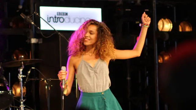 Izzy Bizu