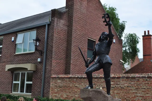 Kinf Richard III statue