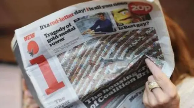 Woman reading i newspaper