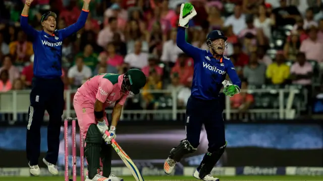 Joe Root and Jos Buttler celebrate the wicket of JP Duminy