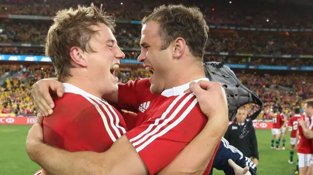 Jonathan Davies (left) Jamie Roberts