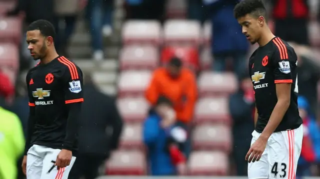 Manchester United players look dejected