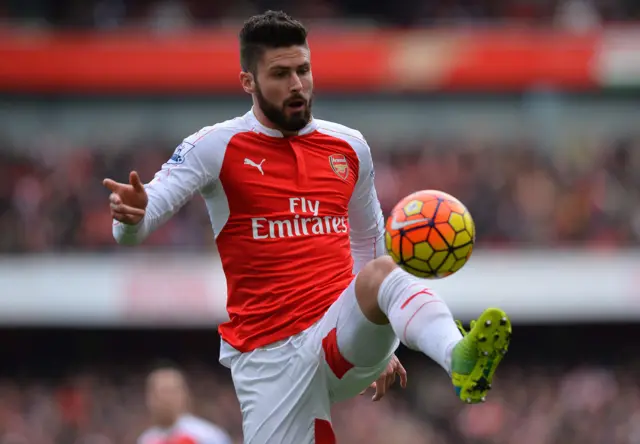 Olivier Giroud controls the ball