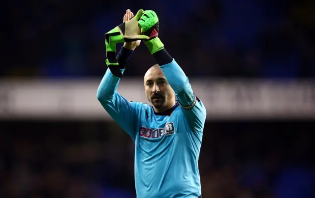 Heurelho Gomes appluads