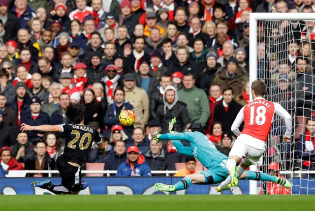 Peter Cech makes a save