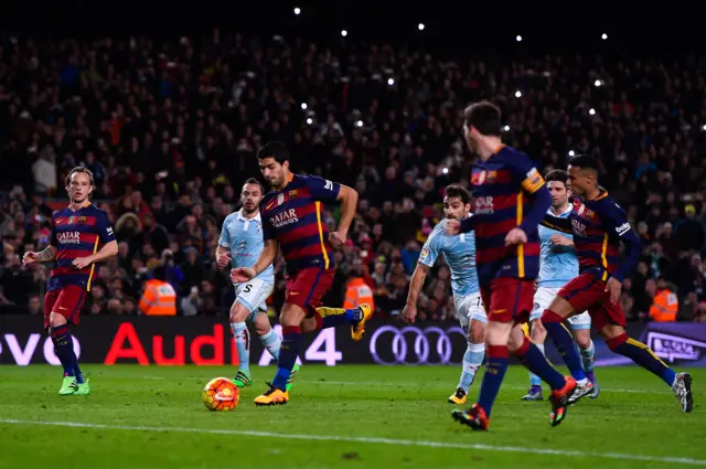 Lionel Messi pass to Luis Suarez to score