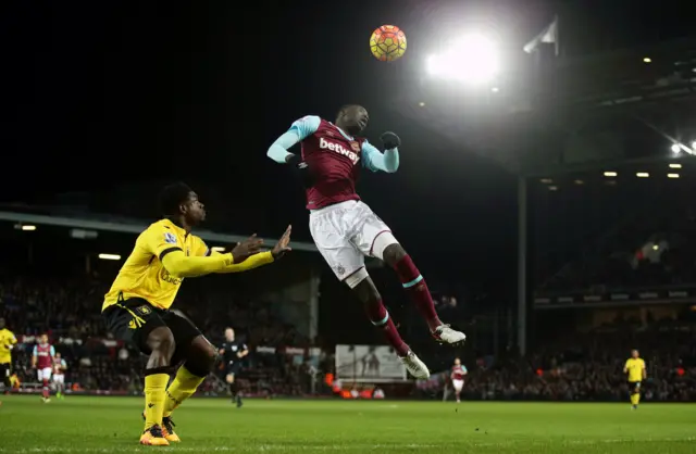 Cheikhou Kouyate heads the ball
