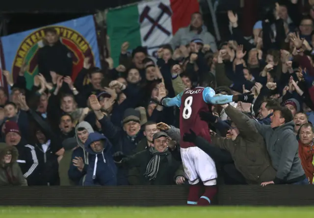 Cheikhou Kouyate celebrates