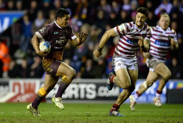 Anthony Milford looks to beat Anthony Gelling in a race to the line