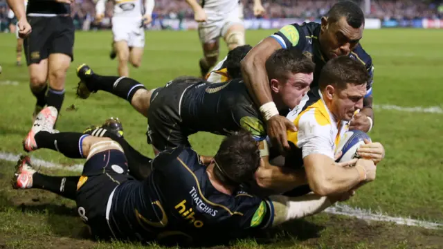 Jimmy Gopperth scores a try against Wasps