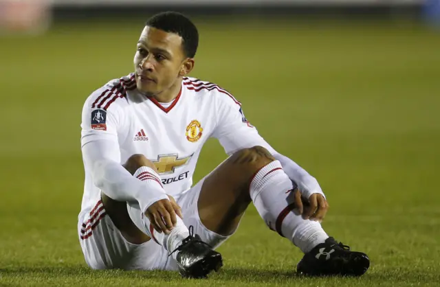 Memphis Depay looks dejected