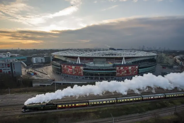 Flying Scotsman passes Emirates Stadium