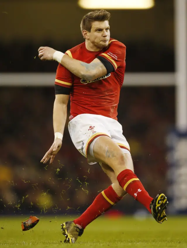 Dan Biggar misses his penalty kick