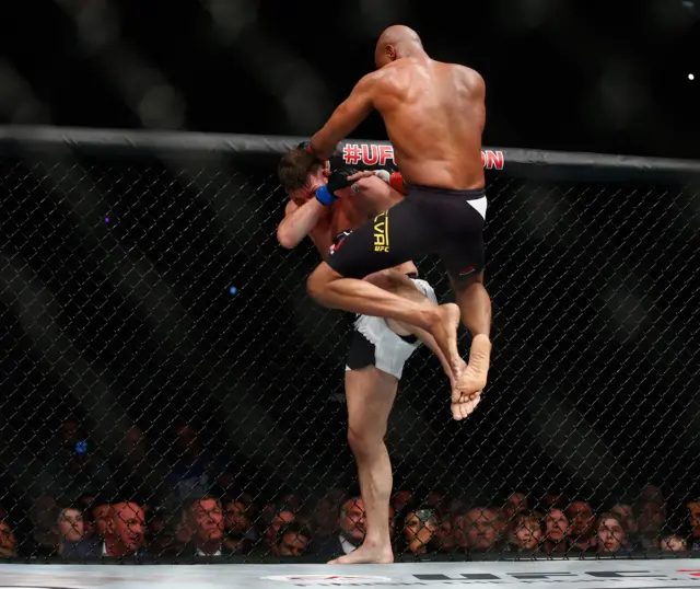 Anderson Silva knees Michael Bisping