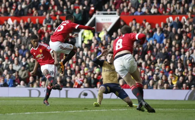 Marcus Rashford celebrates scores