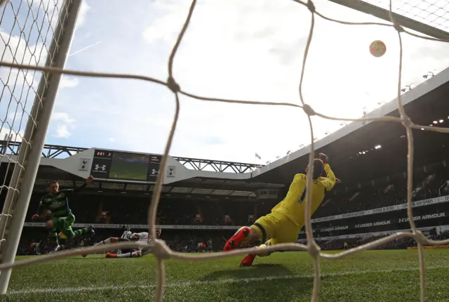 Gylfi Sigurdsson sees his shot saved