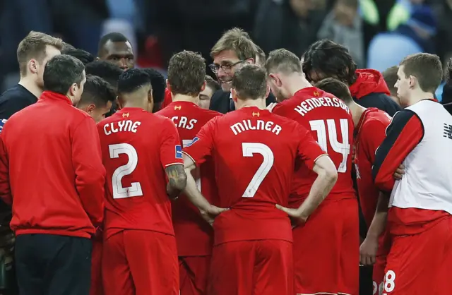 Juergen Klopp talks to his players